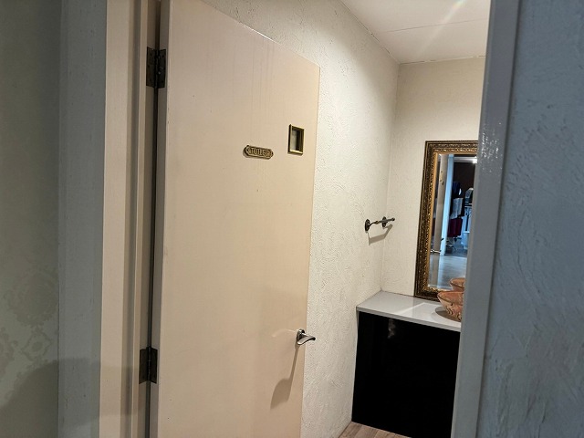 洗面所ドアの塗装工事